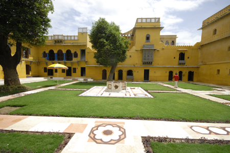 We sell a Fortress in Radjiastan (India) as hotel